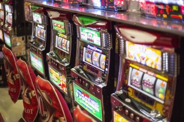 The Dog House slot game interface showing five reels with dog-themed symbols and payline display